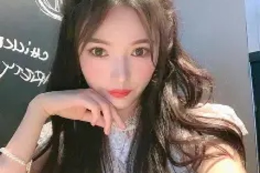 41岁朱珠沙漠红裙美出圈！真实原生脸曝光整容前后差距一目了然