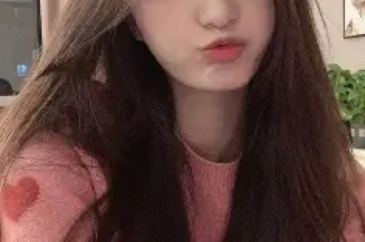 曝网红猴哥新恋情！轻抚对方背部颜值身材不输前妻何钰欣